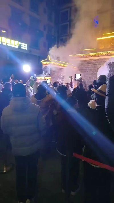 康定水井子，大年初一抢头水，是记忆，也是传承。