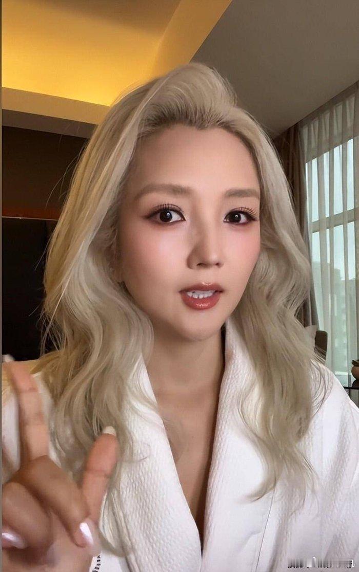岳明辉身着彝装现身火把节彝族明明不缺明星，何洁、此沙、赵泳鑫、吉克隽逸、海来阿木