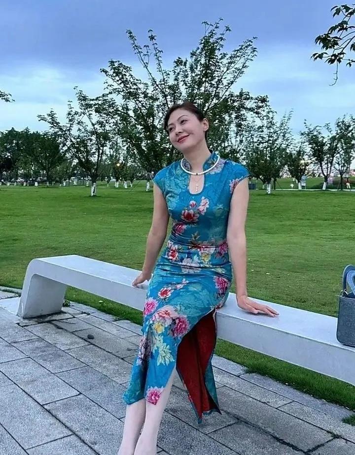 公园偶遇美丽的旗袍美女