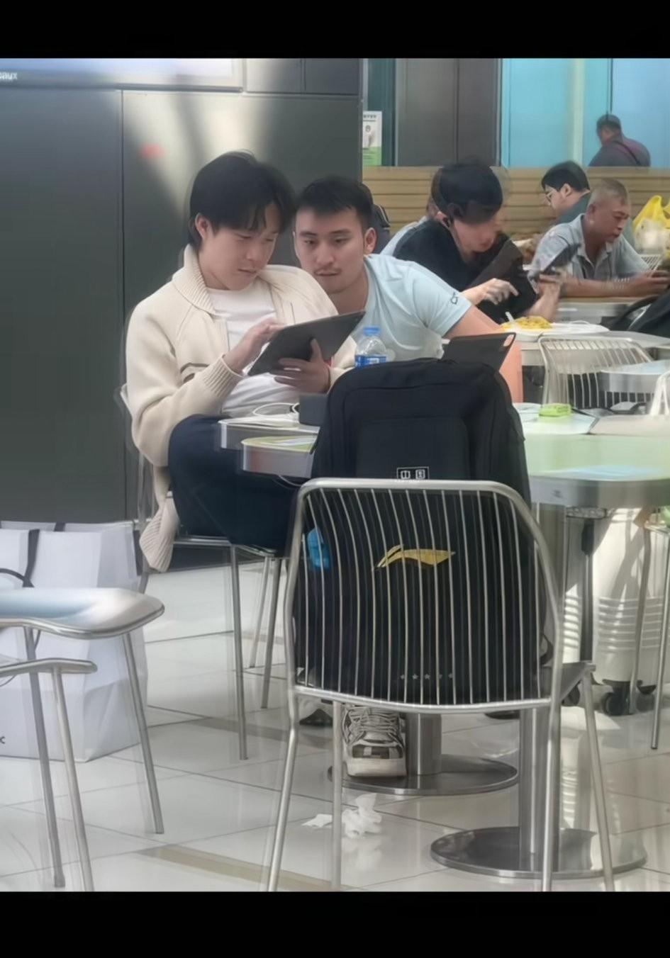 天呐，牛牛比楚钦小二岁，看起来比头头还要成熟，小牛牛熬成老牛牛了，这孩子也怪辛苦