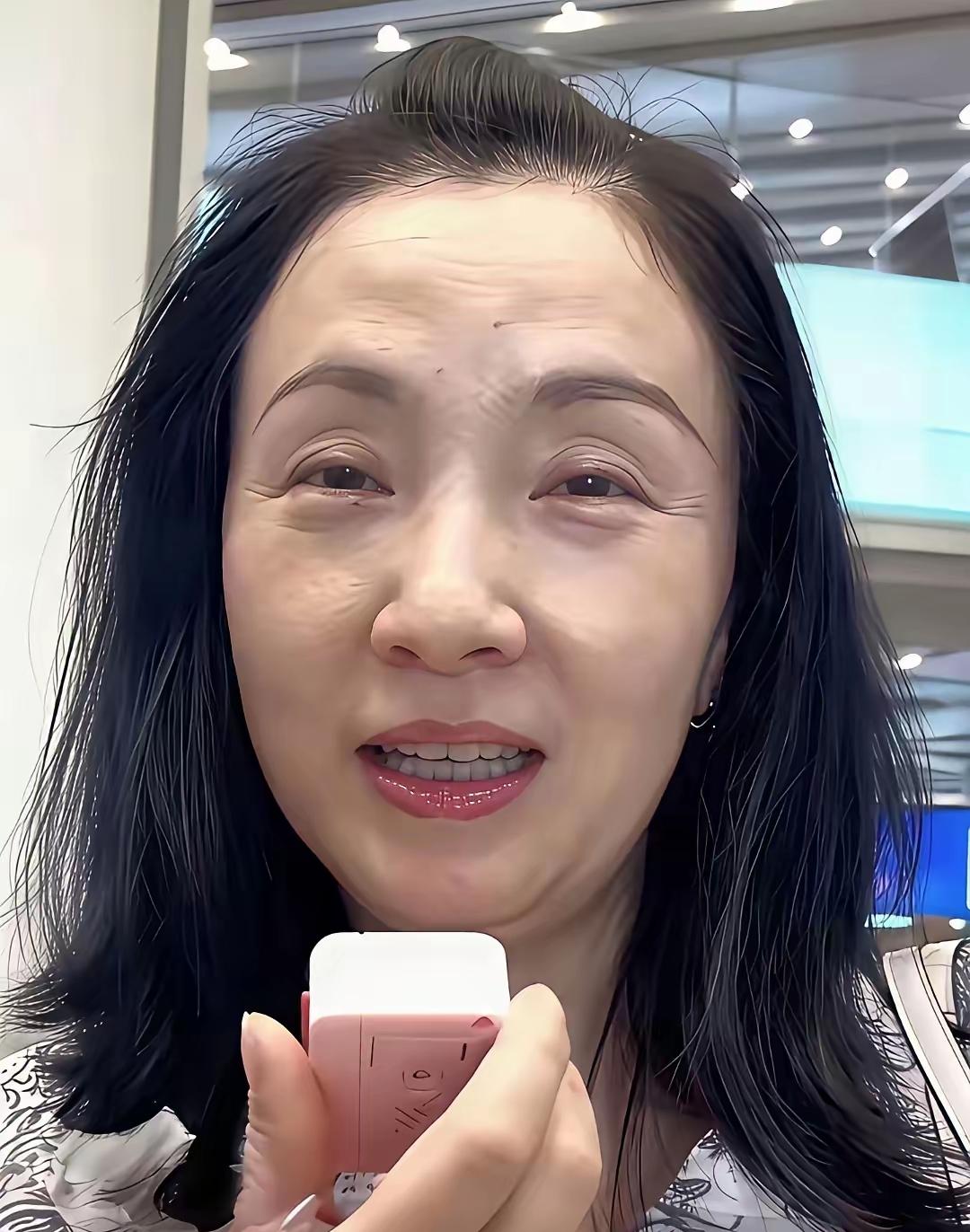 曾经她演的小龙女又漂亮又可爱，现在怎么老成这样了，老得让人不认直视，差点没人出来