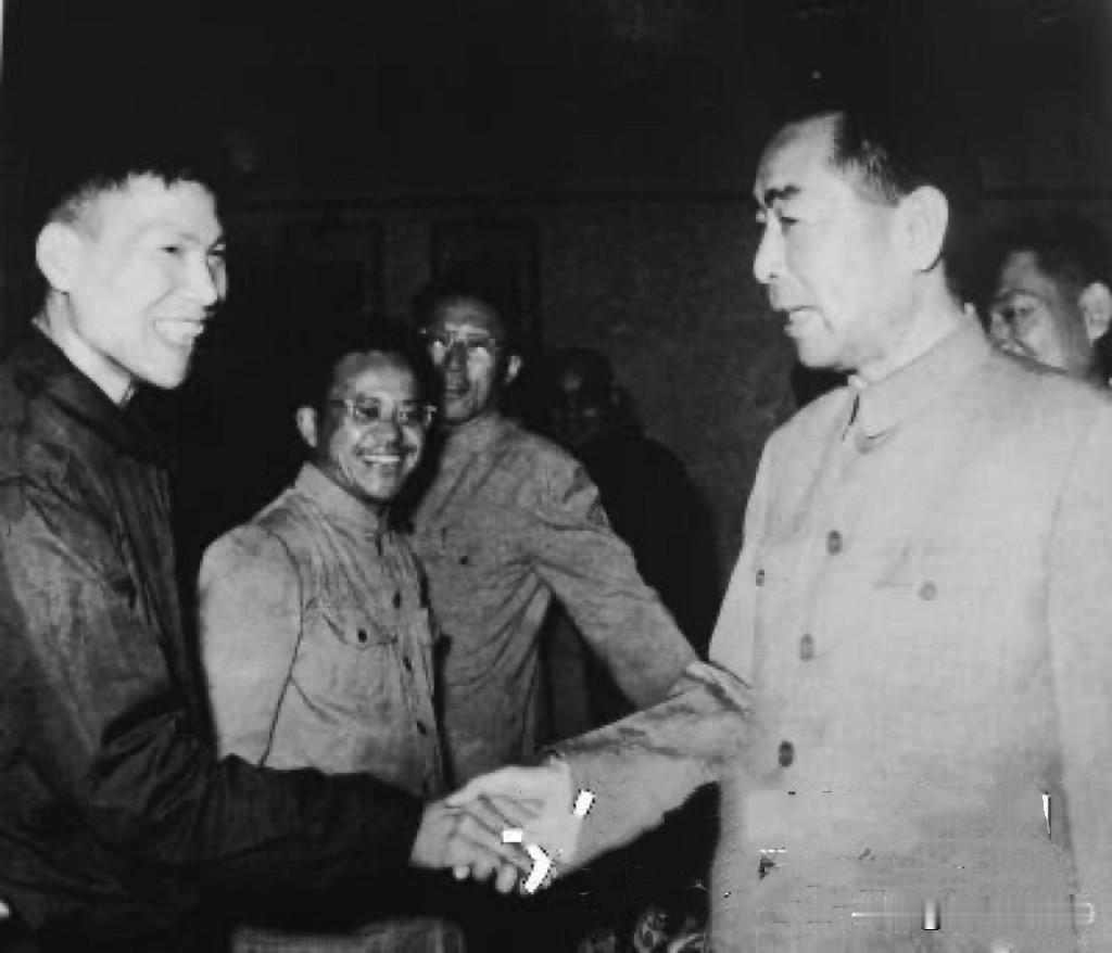 1960年5月2日，周恩来总理在贵阳八角岩宾馆亲切接见了全国劳动模范、贵阳矿山机