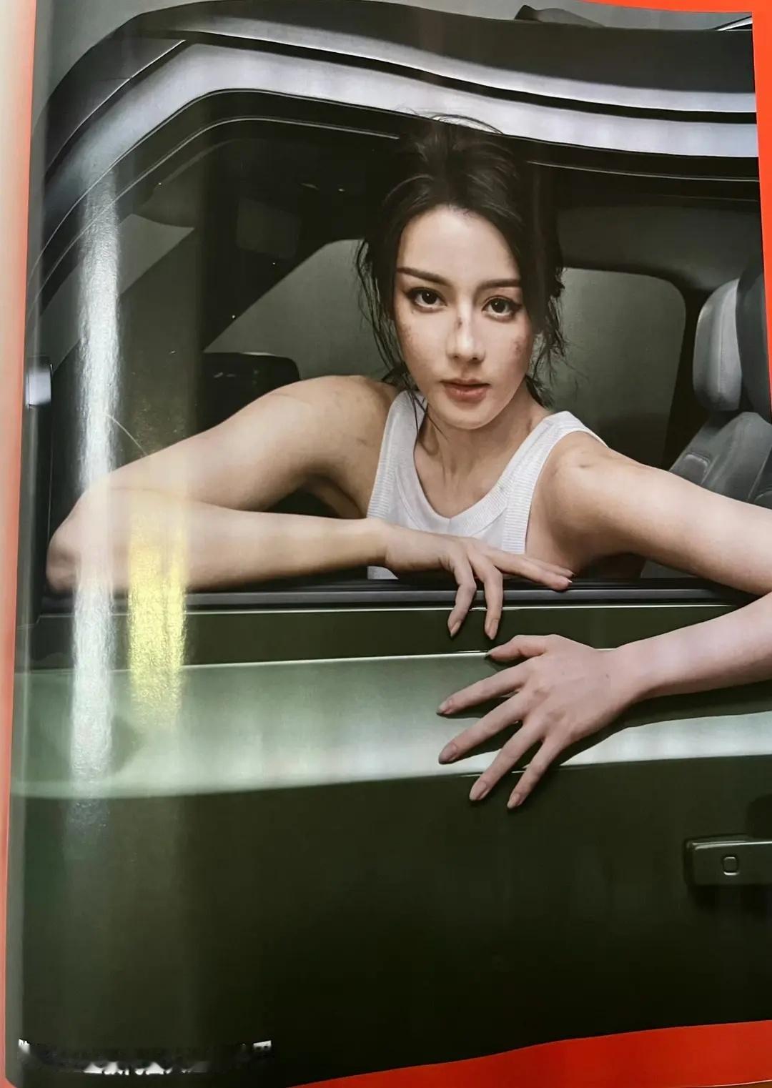 迪丽热巴路虎车代杂志投广都出来了，完全是公路文女主级别的 