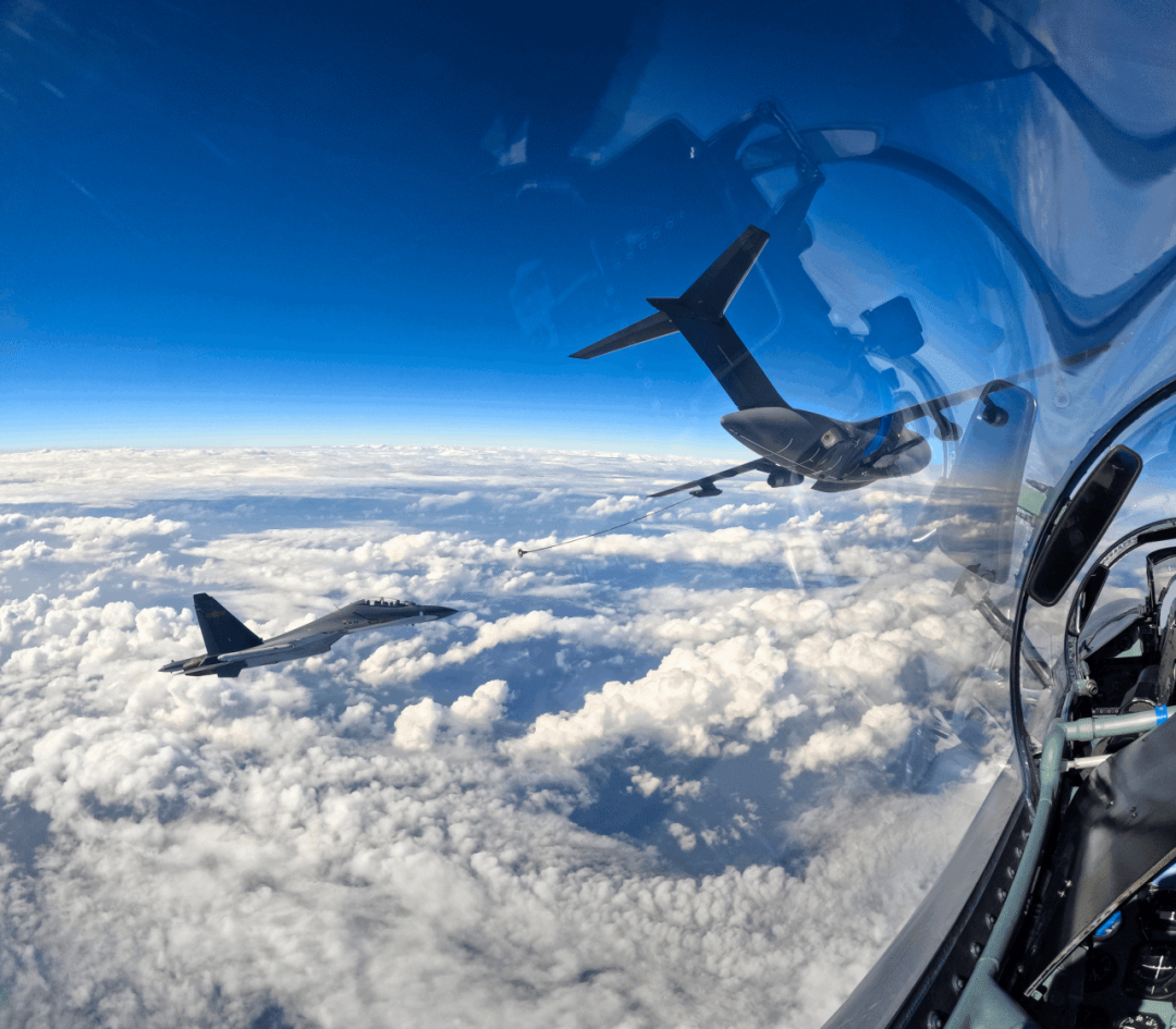 运油20给传承“海空雄鹰”称号的空军某旅苏30空中加油 