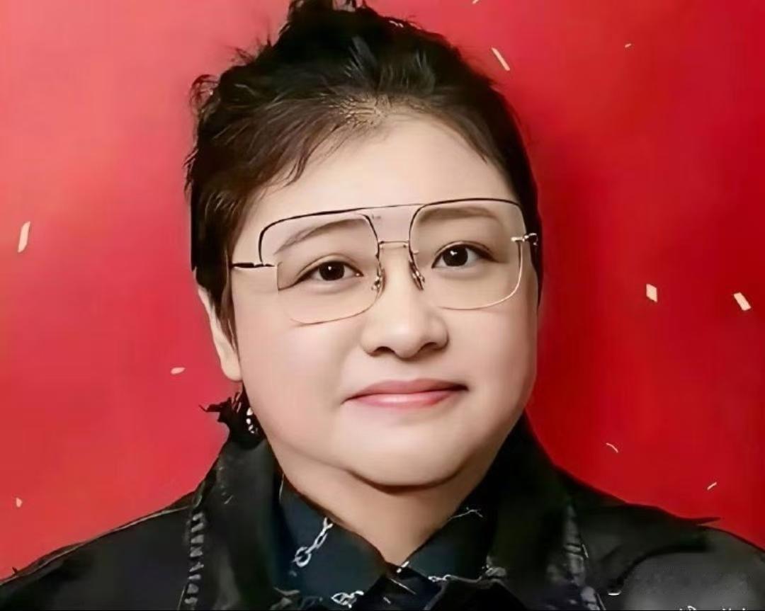 韩红自称当年是校花，起初还半信半疑，看完她18岁军装旧照瞬间改观，年少模样格外亮