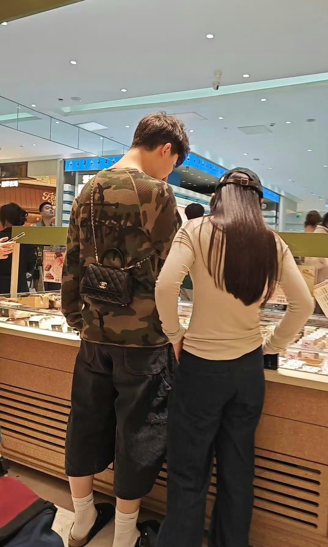 是上爸爸去哪那个安吉嘛？我的天，都这么大了！！到了开始恋爱了年龄～沙溢大儿子和女