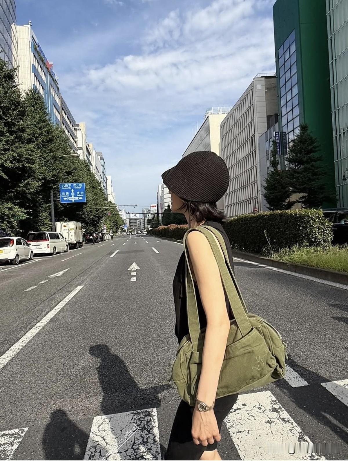 26日，演员宋慧乔在个人Instagram上传了照片。照片中捕捉到宋慧乔在日本街