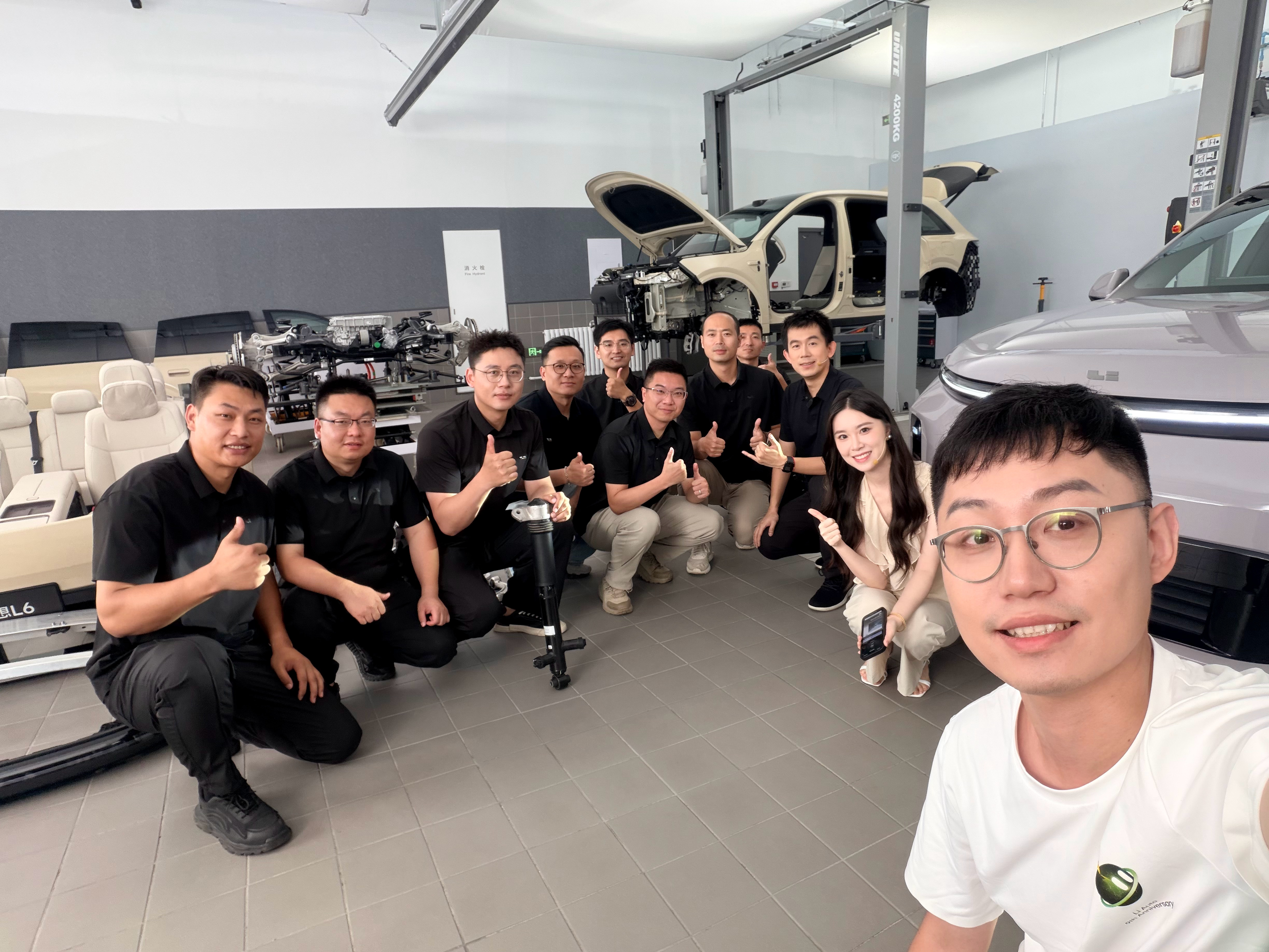 大家好，这是我们今天的工作：新一代理想L6真直播、真拆车，产品总负责人，各专业负