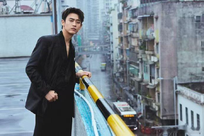 王天辰两种风格两种反差 王天辰深V西装尽显daddy魅力，气场稳又飒；日常穿搭生