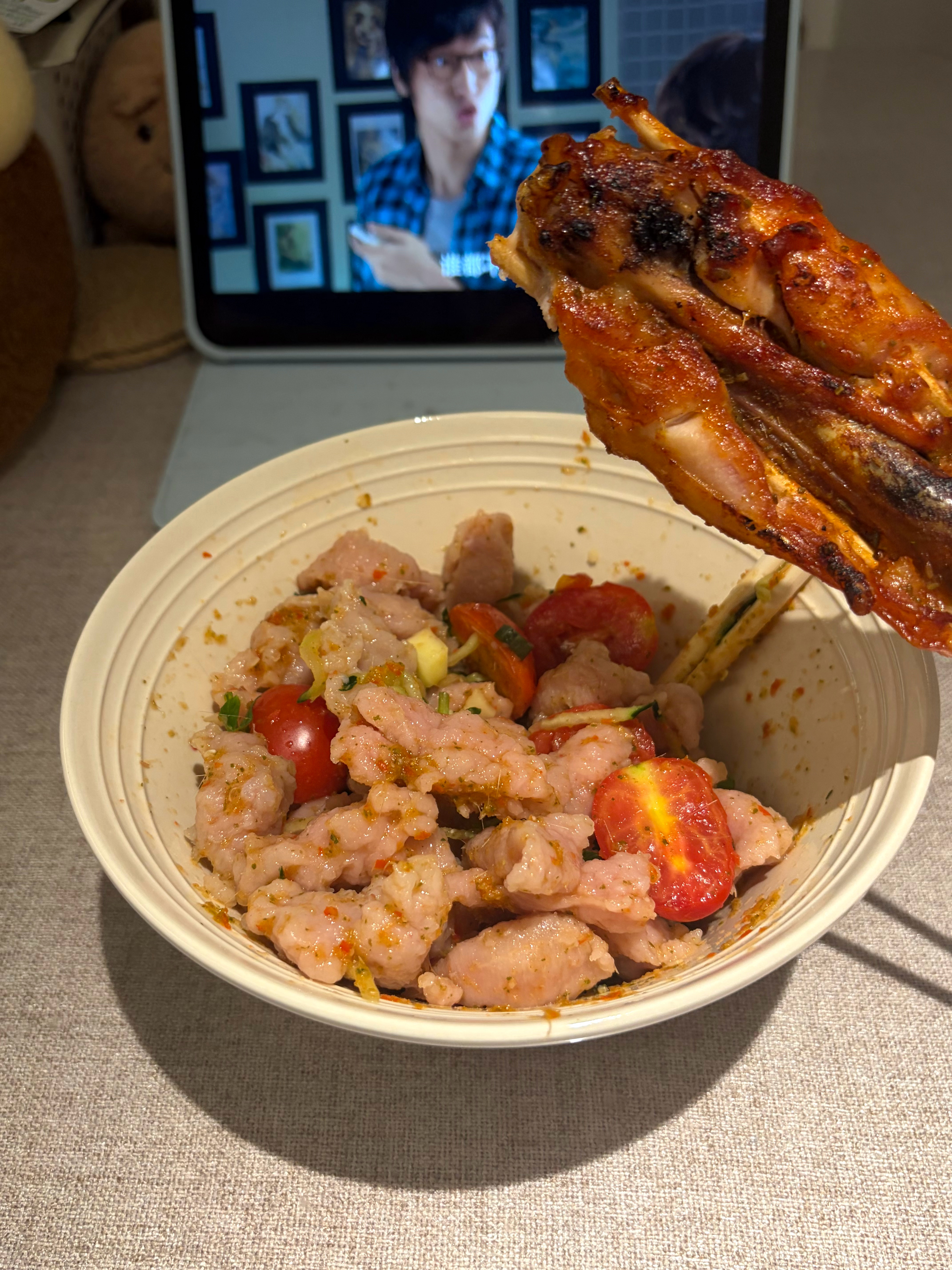 今日晚餐 泰式肉片➕绝味烤鸡腿 好好吃好好吃 