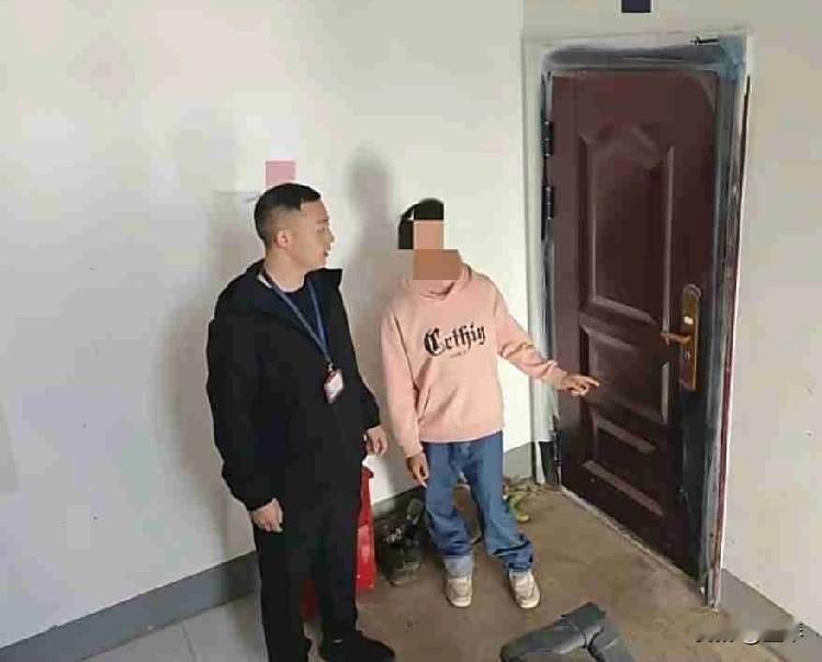 以为别个家中无人，就进去偷东西，南溪裴石这个贼被抓也是活该！

 
宜宾南溪这毛