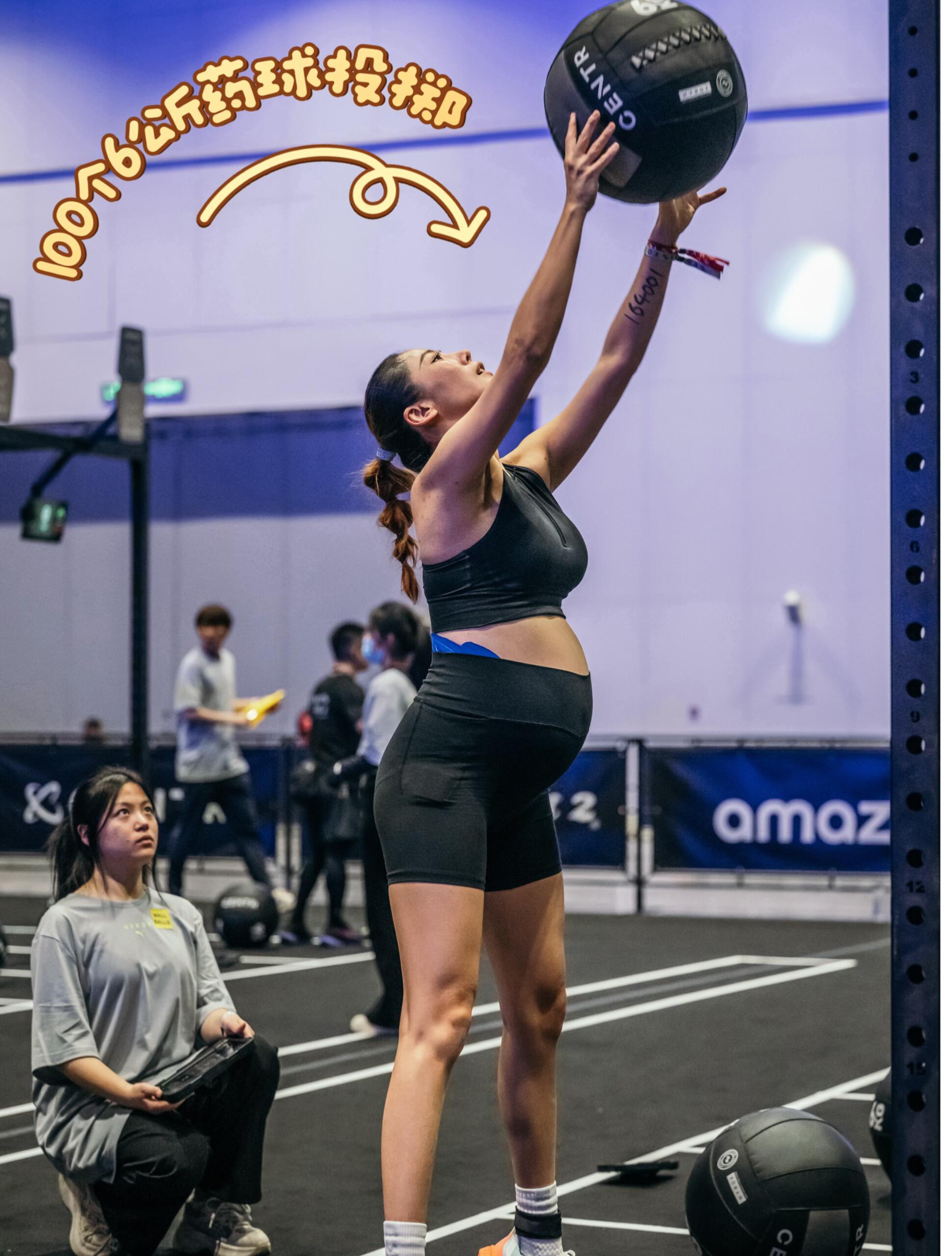 95后三胎妈妈孕晚期参赛健身跑 95后三胎妈妈孕晚期也没闲着，顶着大肚子参加健身