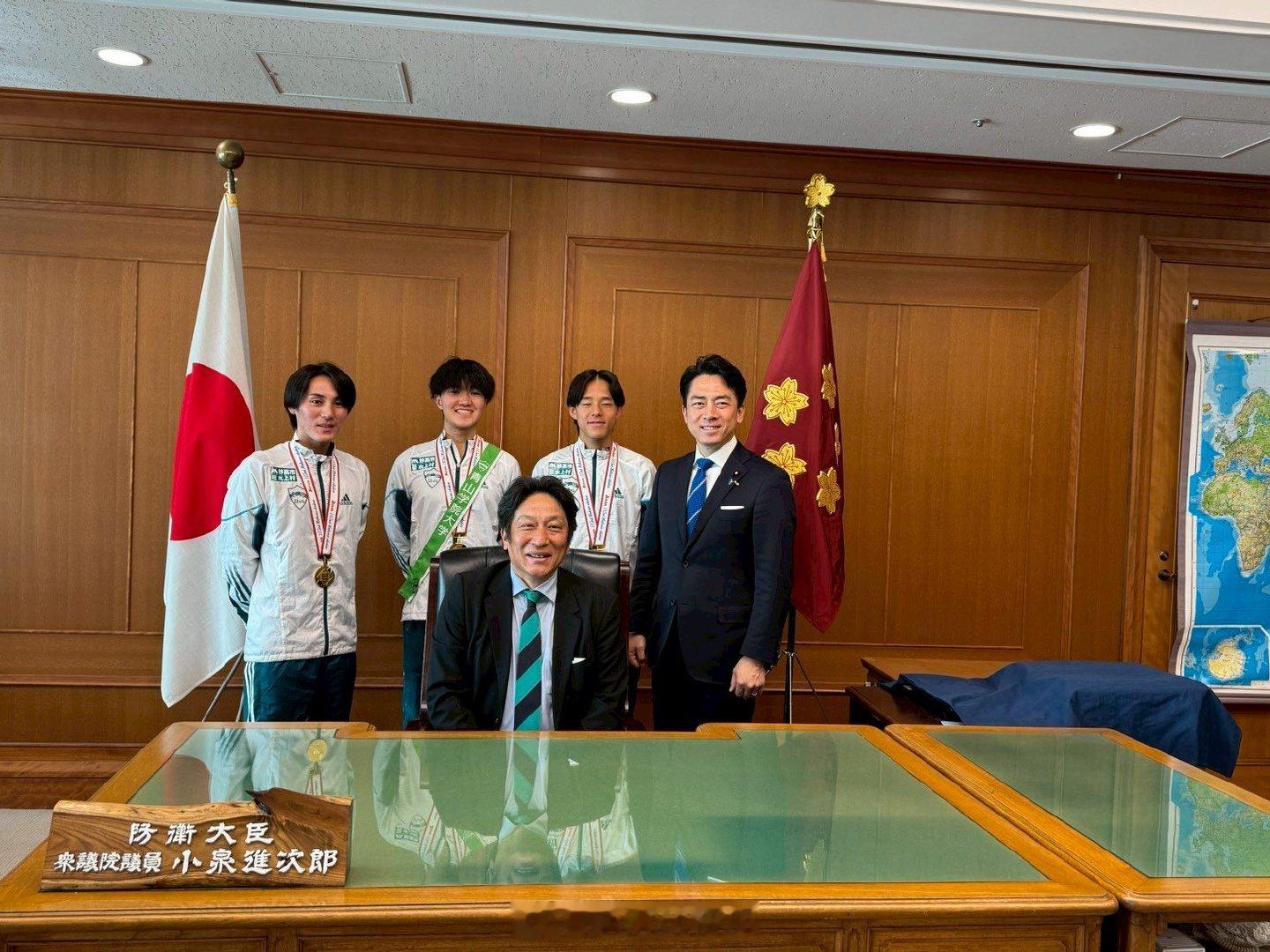 原晋监督带领青山学院大学长距离田径队代表拜访日本防卫大臣小泉进次郎。日本新一届政
