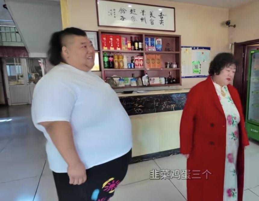 网红胖猴仔红了这么多年，我一直以为他为了拍视频暴饮暴食导致体重飙升，最近他带他母