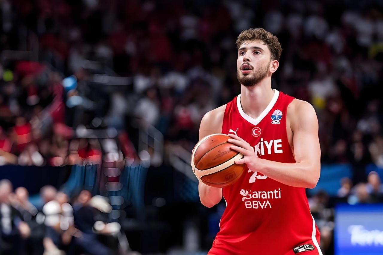 看到从来没有被好好培养过的伊森被火箭球迷不断攻击，很难过！

资源倾斜是没有的，