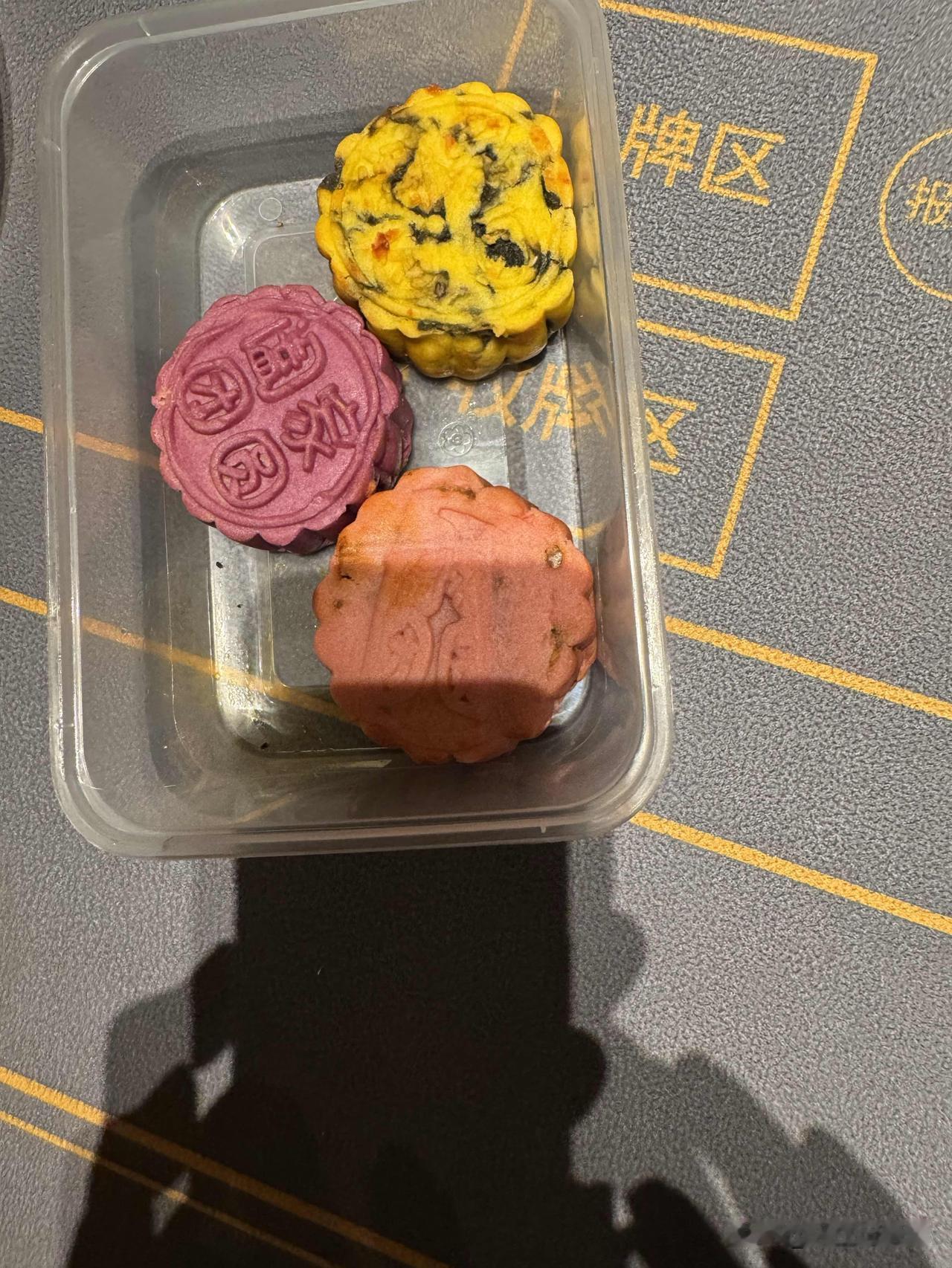 现在的孩子会做饭的不多。会做月饼的可以说是凤毛麟角。
下图是外甥女（小姑子的女儿