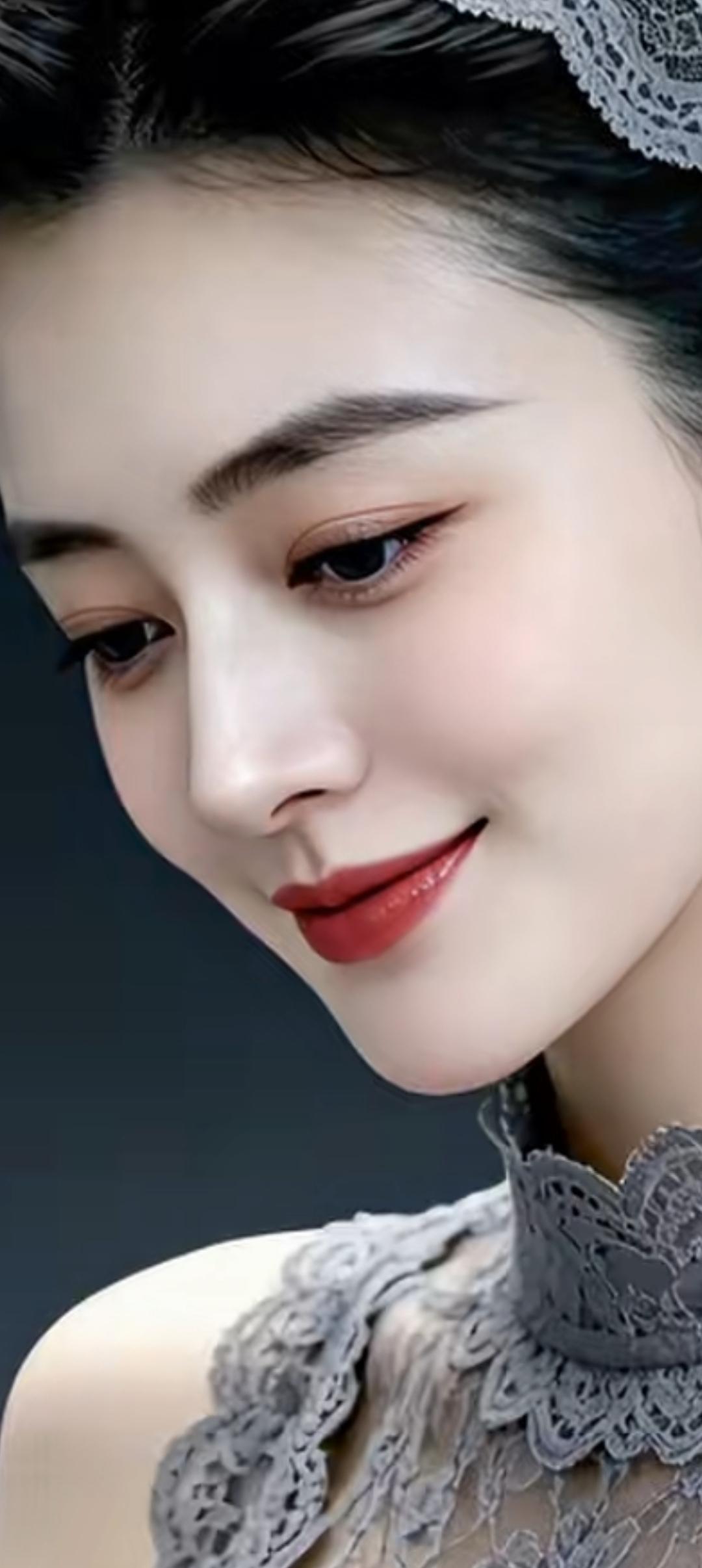 优雅黑发，甜美微笑，蕾丝领口，尽显温柔气质。