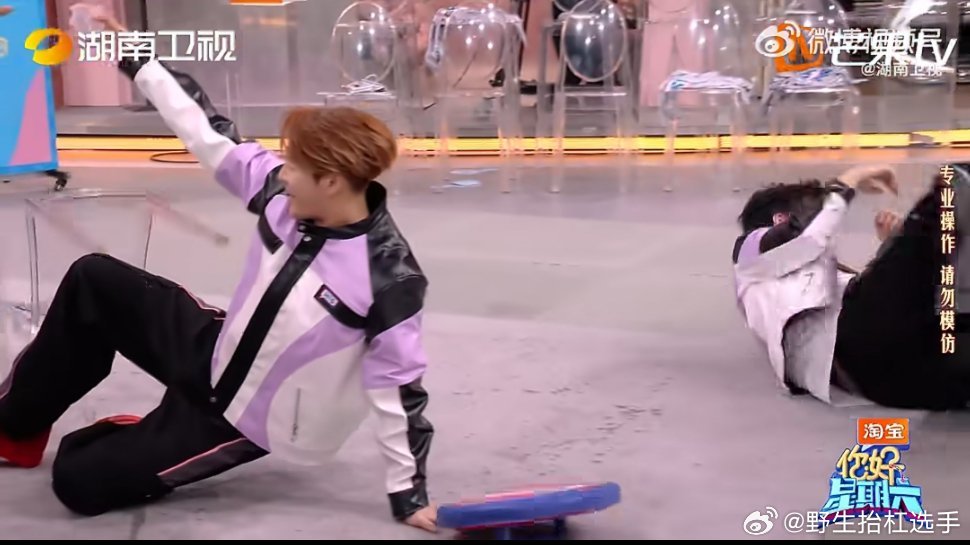 王嘉尔加陈飞宇等于人仰马翻泼水游戏环节，王嘉尔和陈飞宇连番失利，被水泼到双双倒地