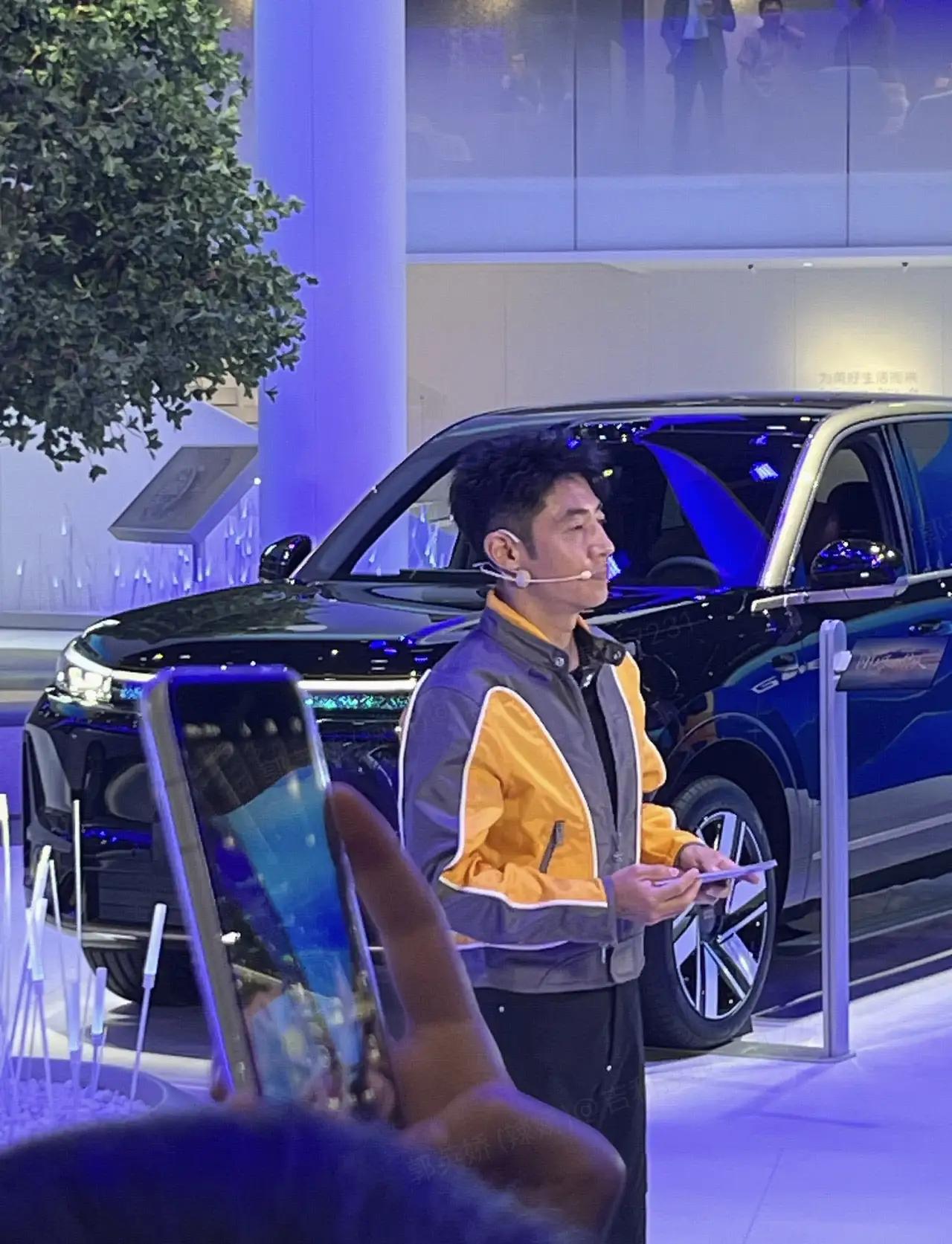 撒贝宁现身2026北京国际车展！

撒贝宁以“探营官”身份参与央视直播，与吉利控