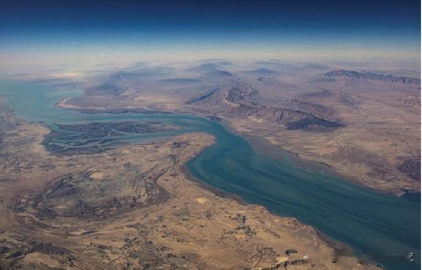 伊朗将在军事演习期间对霍尔木兹海峡部分区域封锁数小时，据法尔斯通讯社消息。
路透