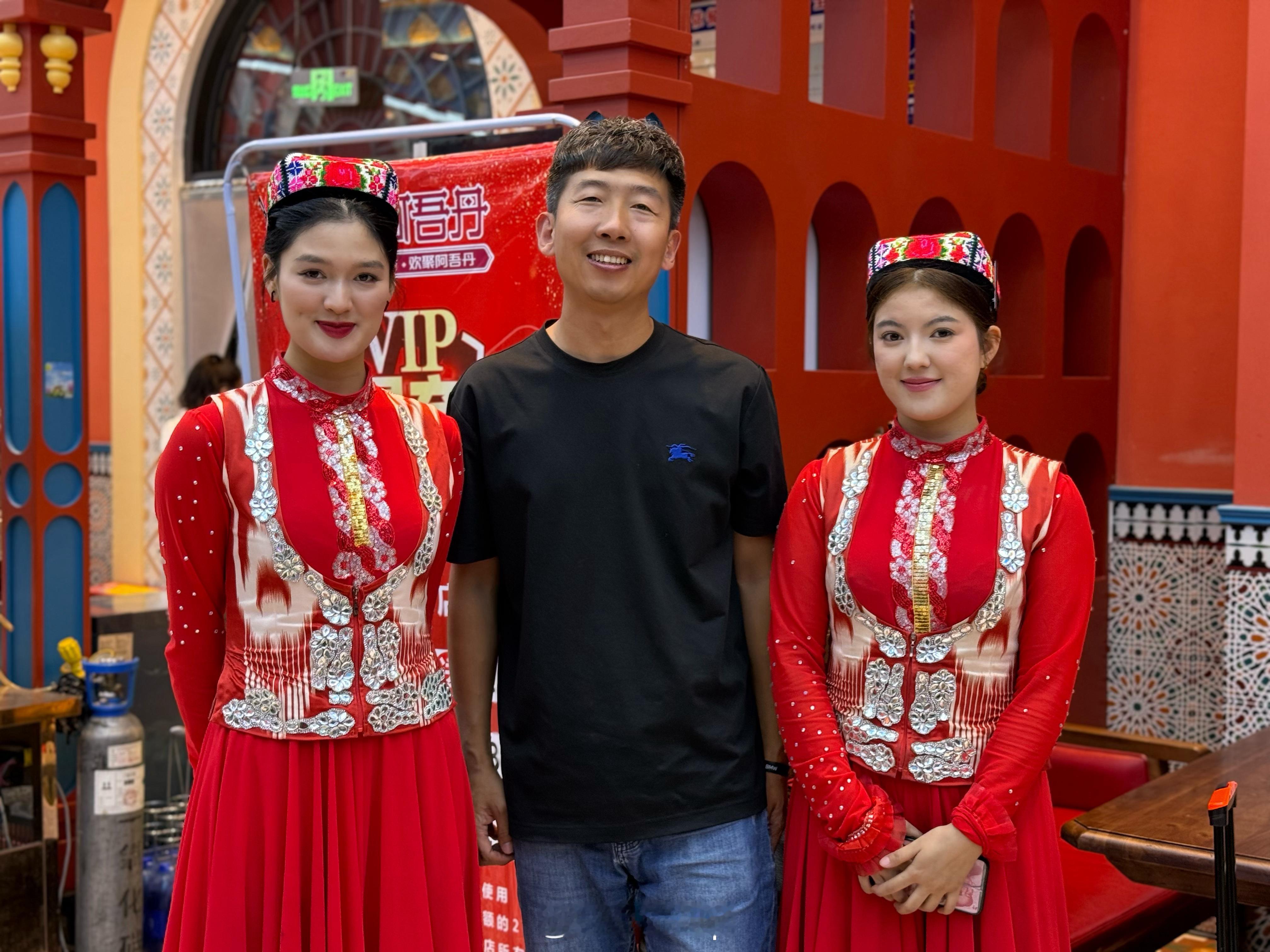 你猜怎么着？ 被两位新疆小姐姐的舞蹈征服了，去求了一张合影，两位古丽也特别配合，
