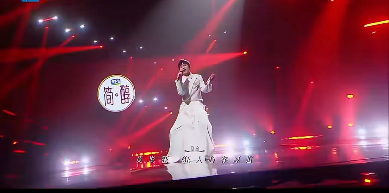 张杰谢谢成龙大哥的免费大师课成龙大哥从发力点到表情管理都细心指导，杰哥表示很感谢