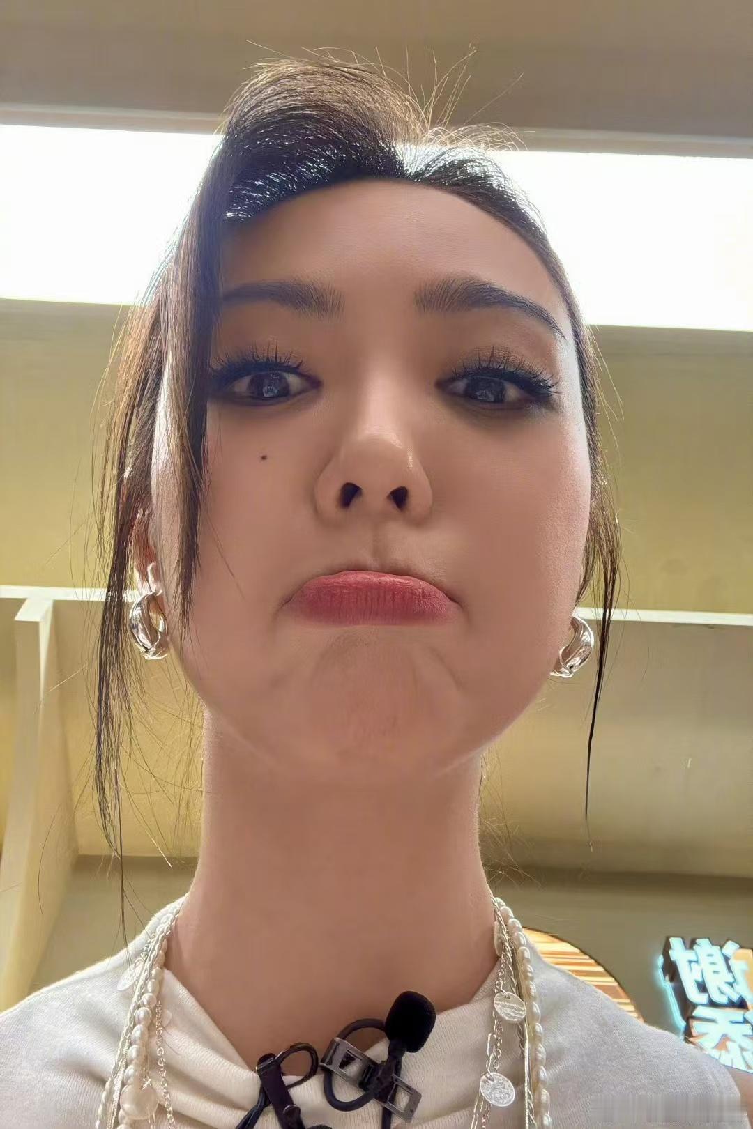 薛凯琪单依纯候场大片  这组薛凯琪和单依纯的候场大片，美得无法抗拒。两位女神用眼