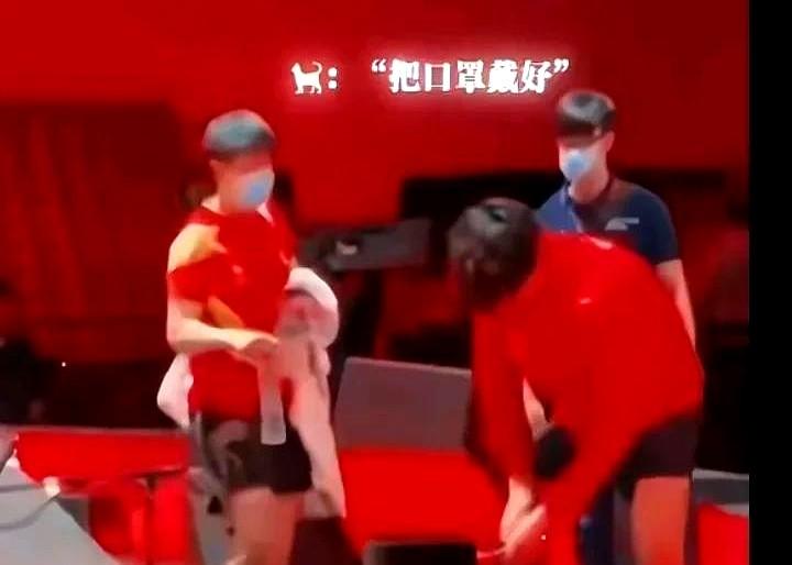 头哥：听lp话的男人最好命。

莎莎的家庭地位一目了然。

其实在很久以前妹妹就