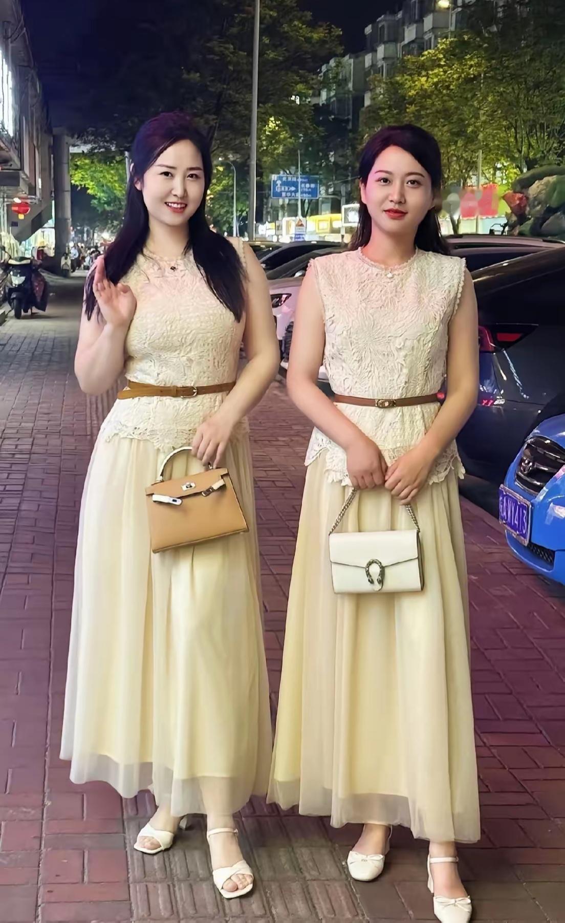 阿姨两位，你能猜出她们的年龄各是多少吗？
