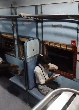 印度普通的绿皮火车大多都没有安装玻璃？
这给了一些小偷的可乘之机？
尤其是坐在靠