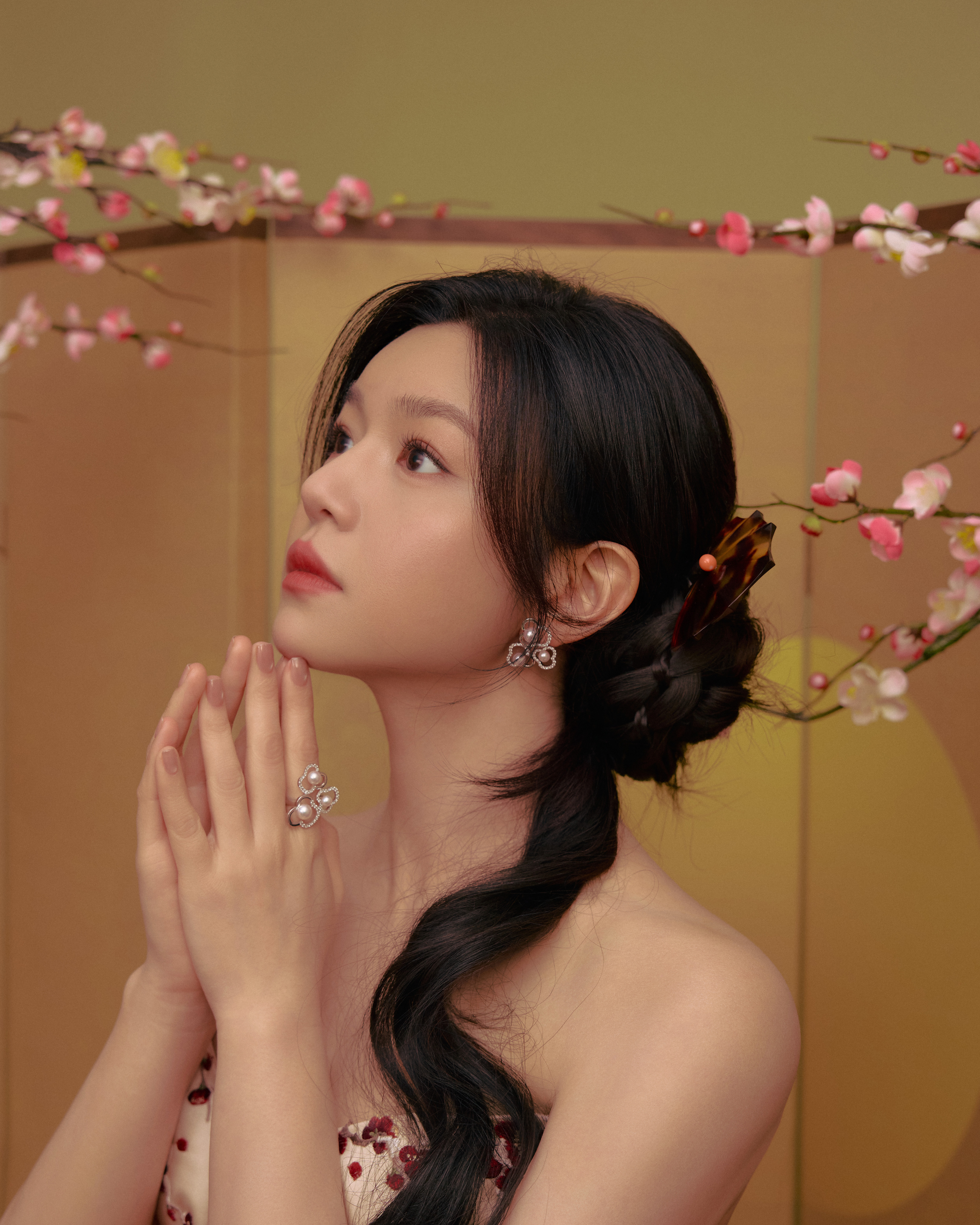 陈妍希  刺绣抹胸搭丝绒裙，麻花辫配红花饰，复古与优雅撞个满怀。陈妍希这个妆造美