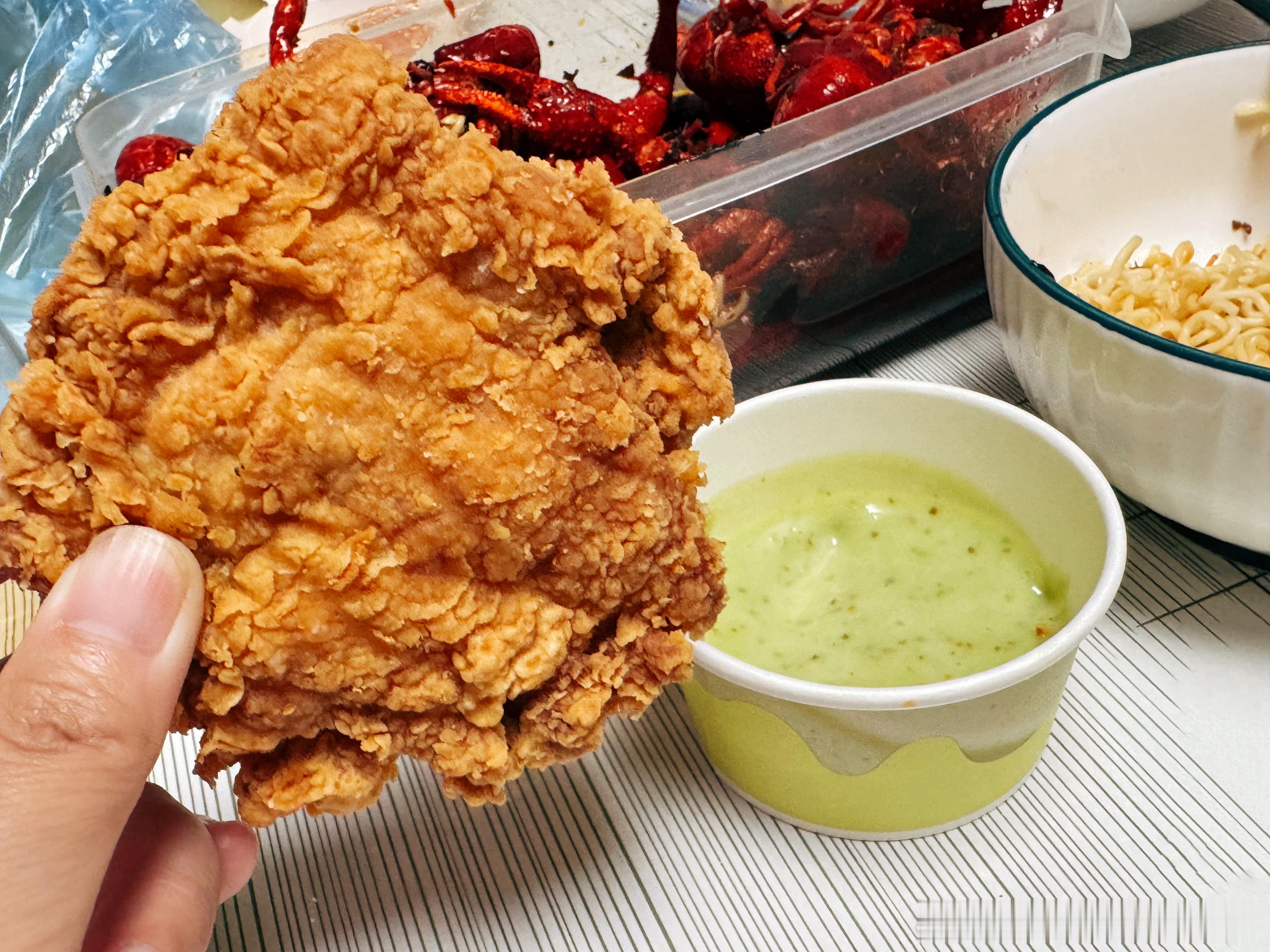 下班路上特别想吃炸鸡结果一到家陈师傅就拉着我去买麦当当了麦当当炸鸡桶配小龙虾 小