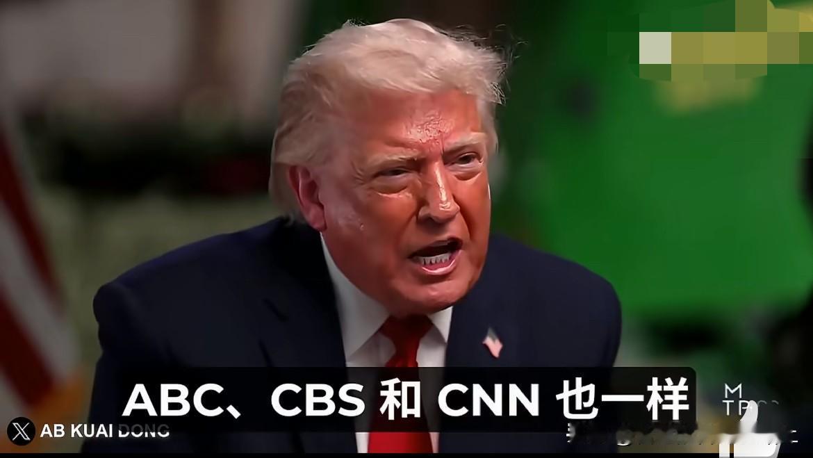 我靠，特朗普接受媒体采访，中途和记者吵了起来。[允悲]然后直接摘下麦克风，并用脚