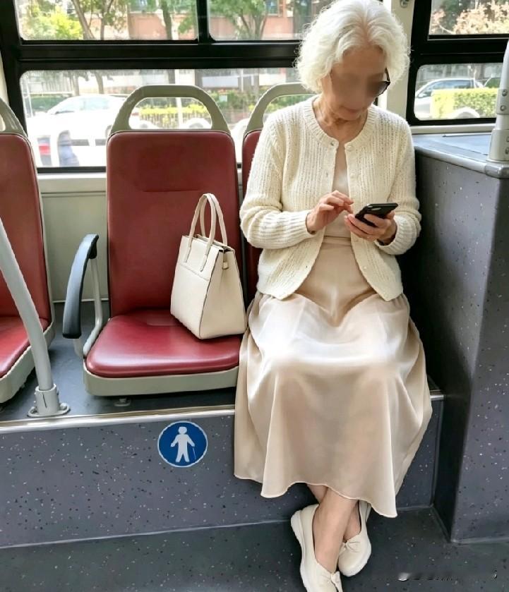 公交车上邂逅一位老奶奶，她的穿搭气质着实令我眼前一亮。
今日搭乘公交车时碰到一位