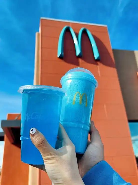 「全球唯一蓝色麦当劳」据说是因为当地政府觉得黄色的M标志会破坏自然景观的和谐，所