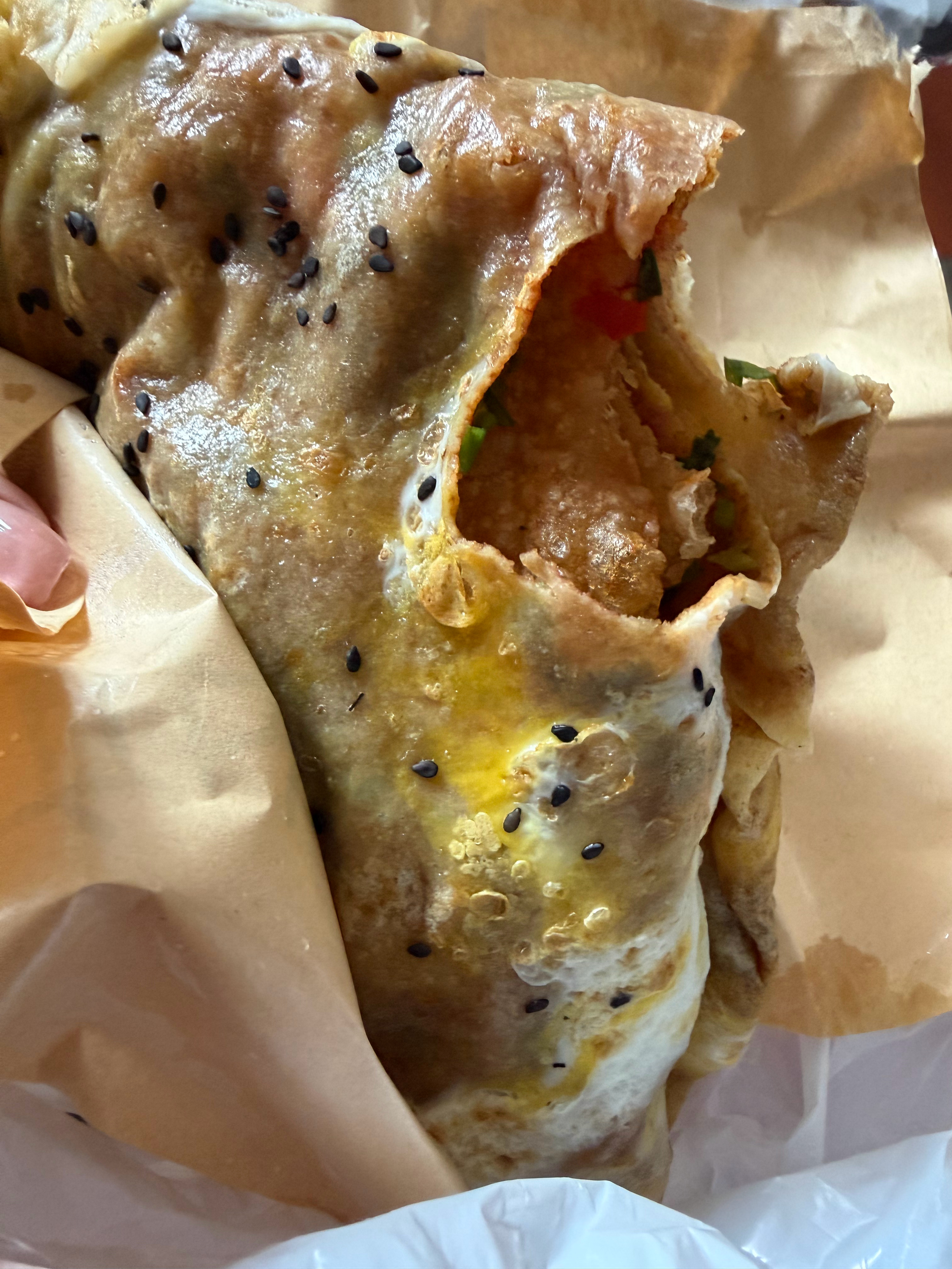 今天都睡足了没时间做早饭，点个煎饼果子吃，真香啊！ 