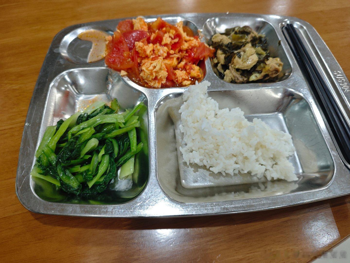 忙碌的一天结束了，蹭个饭，回家，明天再见 
