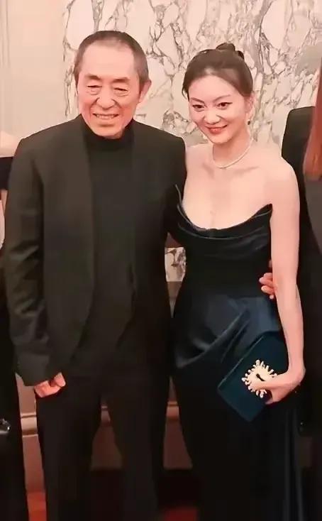 张艺谋小31岁娇妻美到国 外了，真给咱张导长脸。
近日在法国名媛舞会上，张艺谋小