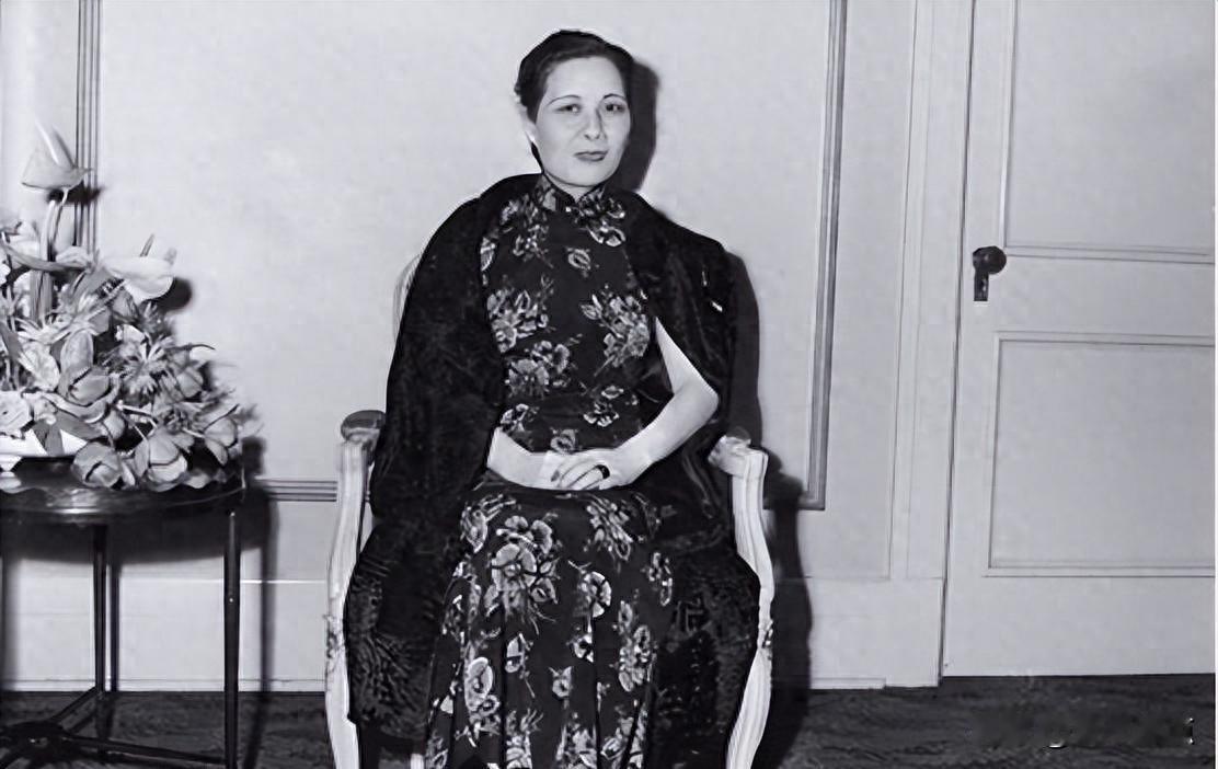 武当山烧香那会儿，她刚四十出头；
说没孩子是天意，可医生早说了身子不行；
八个字