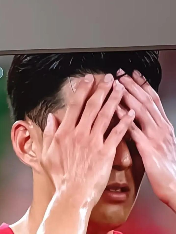 对于韩国足球臭脚，球迷气得要人命，洪明甫的“最后战术”竟是逃命。

韩国队这次世