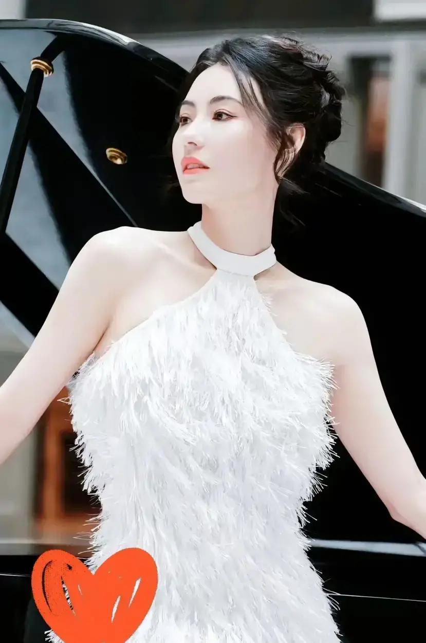 张柏芝被起诉的消息一出，评论区直接炸锅。
 
谢霆锋全程隐身，只甩一句“私事”，