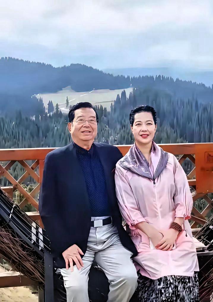 相差28岁的李双江与梦鸽一同前往新疆景区出游，在山林观景处拍下合照。
 
四周林