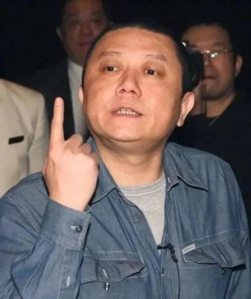 王朔说：

“一群连街边小偷都不敢呵斥的人，却勇于高呼灭了岛国；一帮连活着的人民