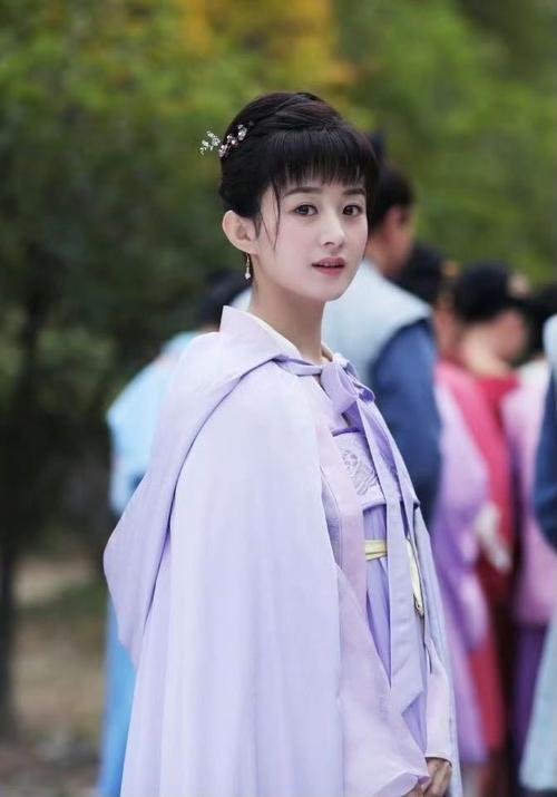 2026年《小城大事》发布会上，赵丽颖以齐刘海白裙造型亮相，瞬间勾起观众对《知否