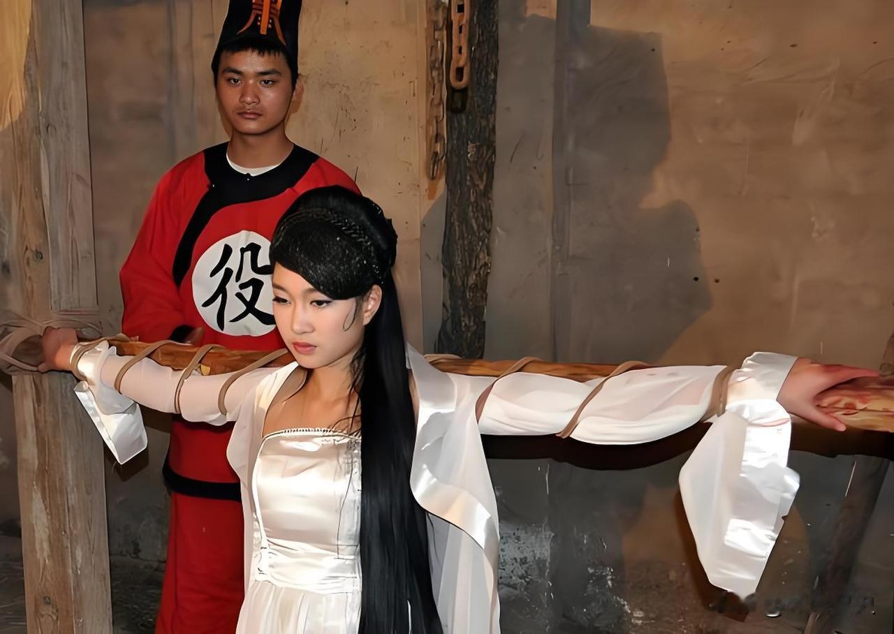 1182年，名妓严蕊被朱熹抓进大牢，狱卒将她扒光露出白皙的身体，随后强迫她趴在冰
