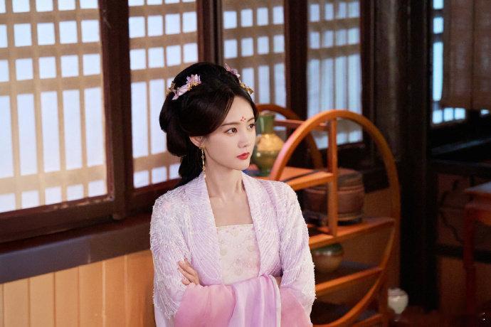 李一桐把失而复得演出来了 当其他演员在表演情绪时，李一桐在创造记忆，那个埋肩落泪