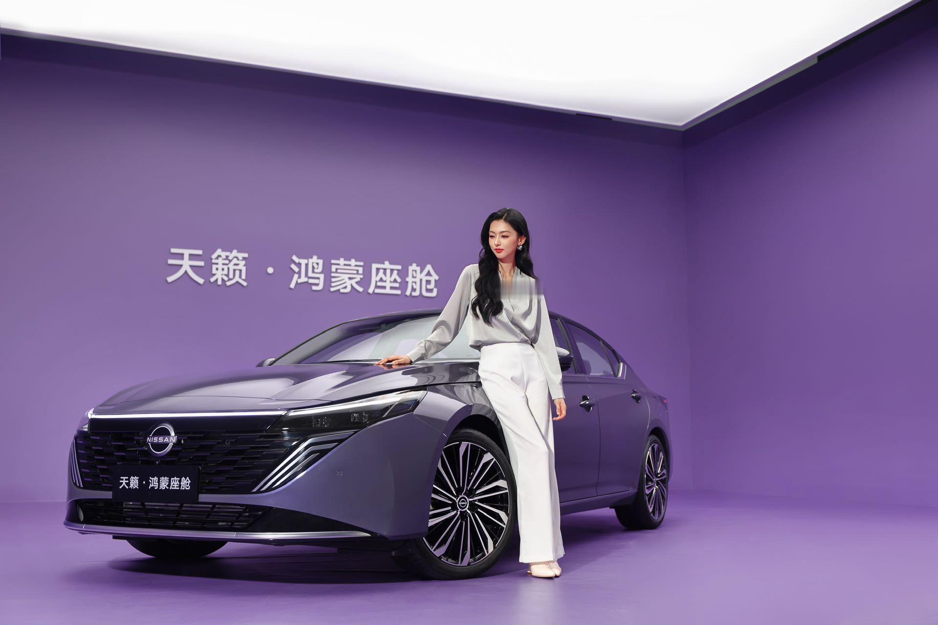 别人逛车展看参数，我直奔天籁展台追星！张靓颖现场开唱就算了，还现场摇身一变，直接