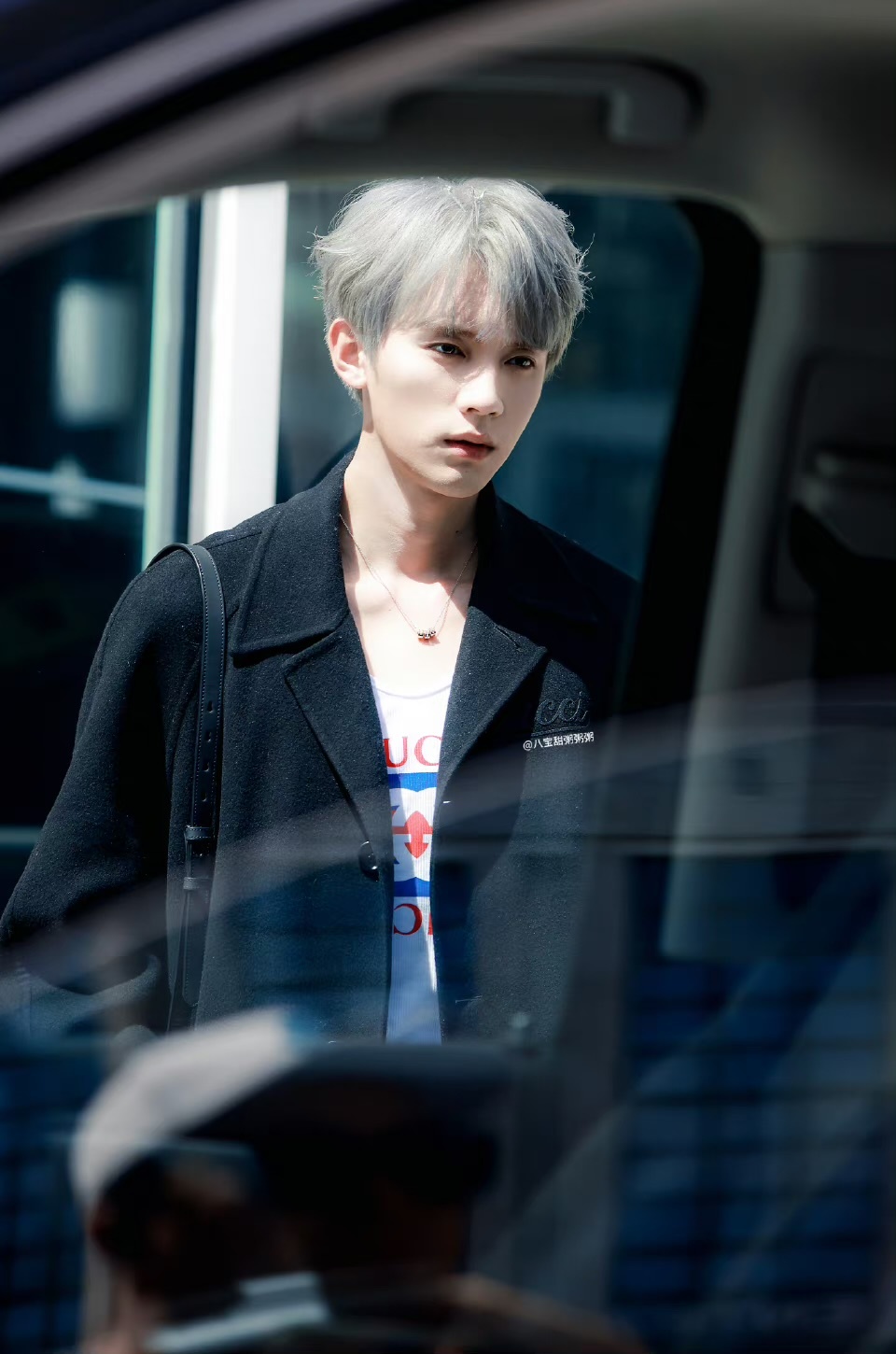 #周翊然银发好爱豆##周翊然男团风银发#周翊然银发好爱豆，真的有点太迷我了，建议