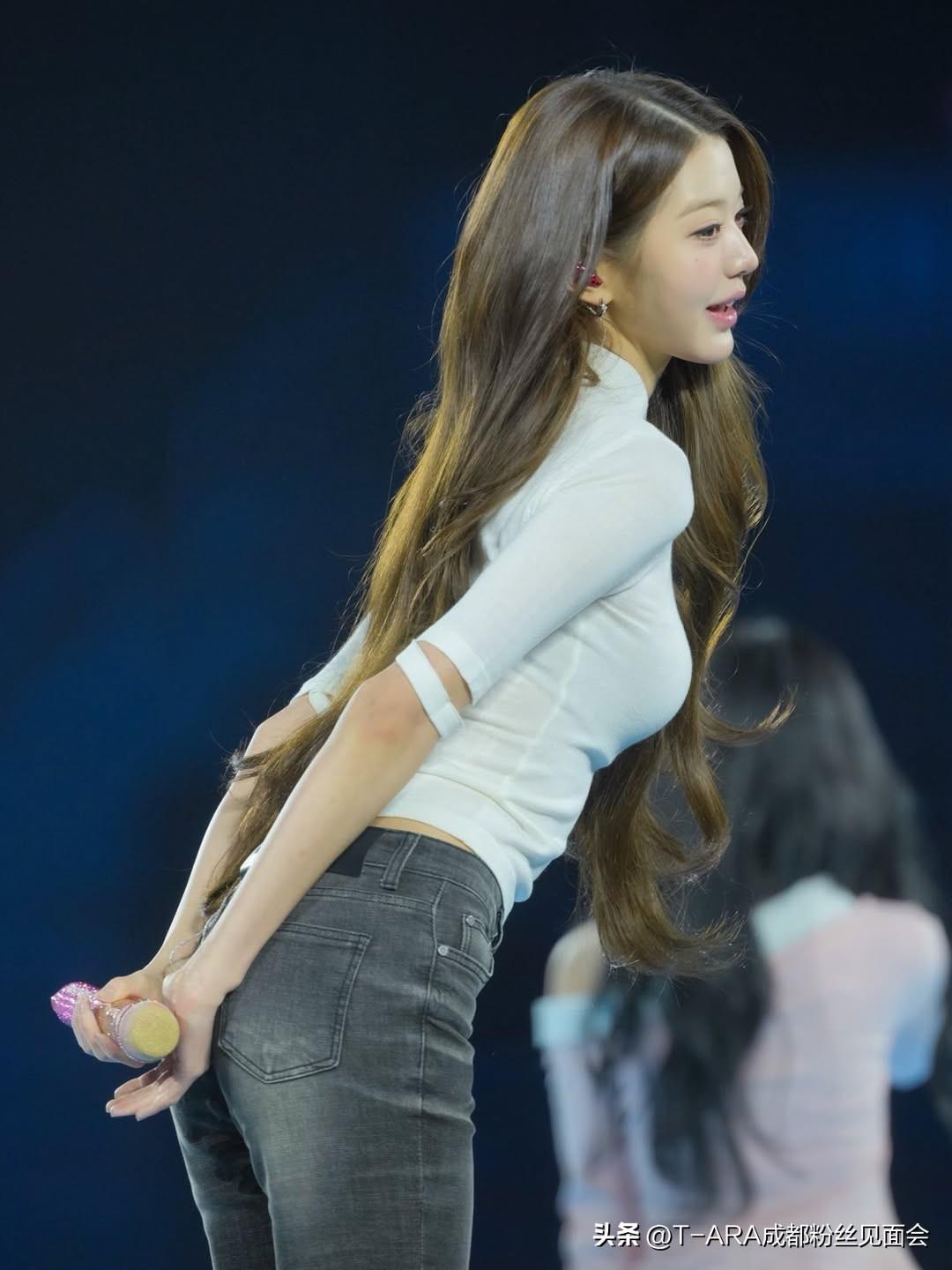 张元英真的太绝了！看她KWDA盛典全身照，那精致甜美的长相，白皙细腻的皮肤，妆容