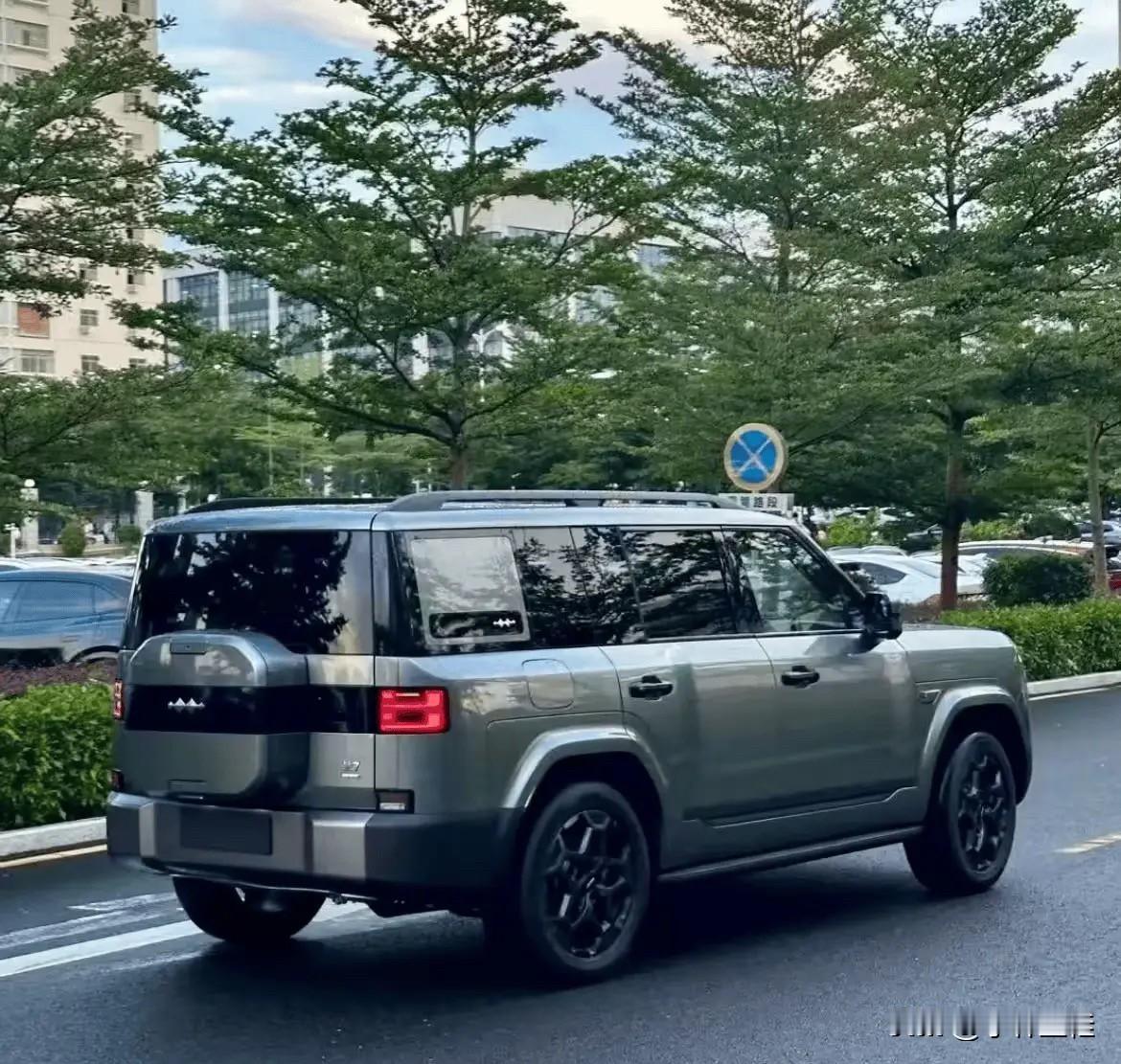 问：“迪子，你高端啥时候起量？”
答：“我也不知道！”
问：“那你能把高端车型稍